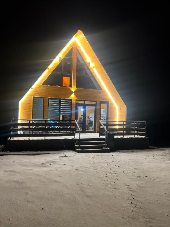 Cabana A-Frame luminată noaptea